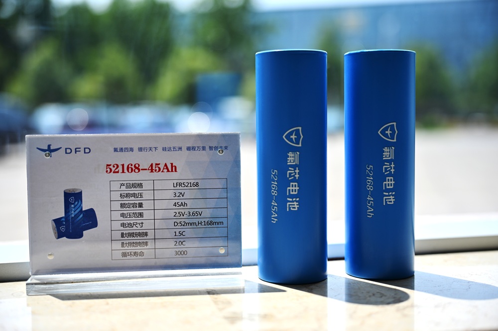 同体积容量击穿行业纪录！多氟多两款大圆柱磷酸铁锂换电方案发布